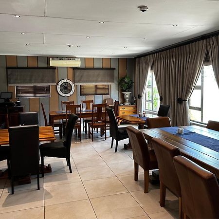 Meyers Guesthouse Jwaneng Экстерьер фото