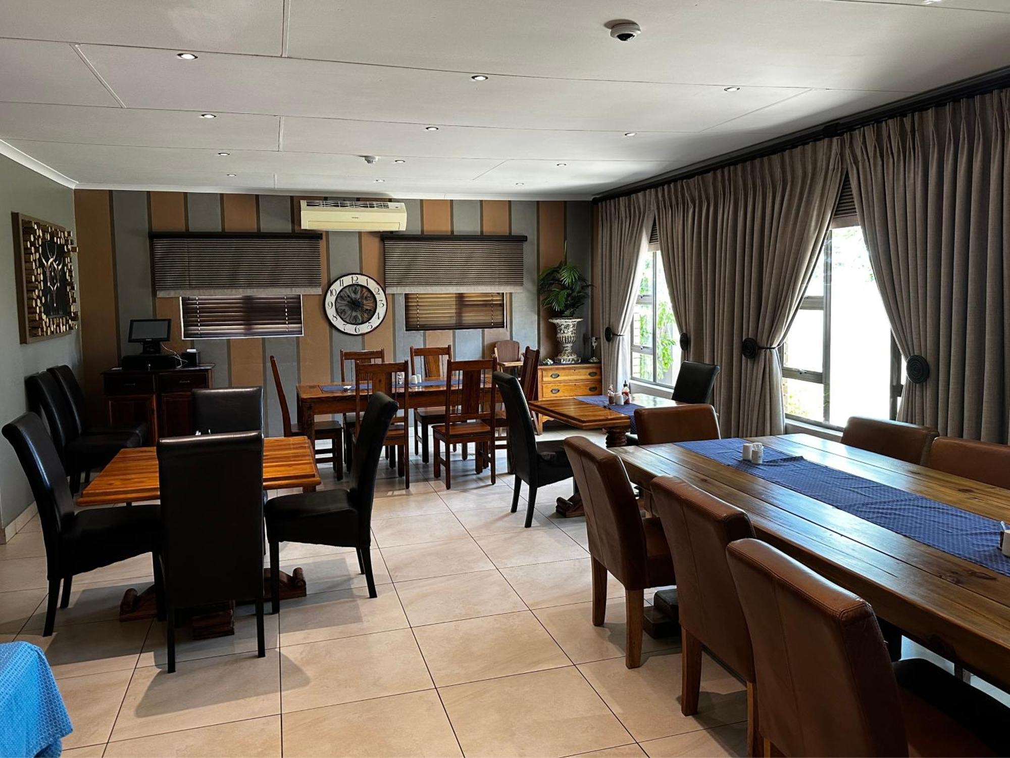 Meyers Guesthouse Jwaneng Экстерьер фото